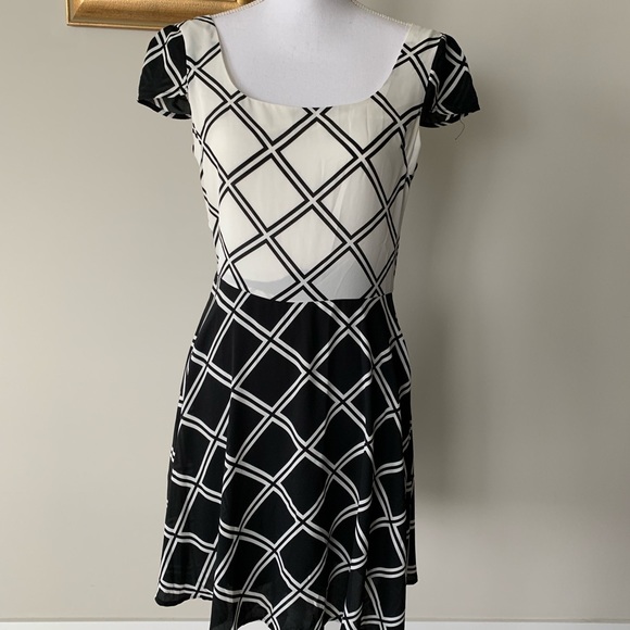 Lightweight flare skirt dress - Picture 2 of 8